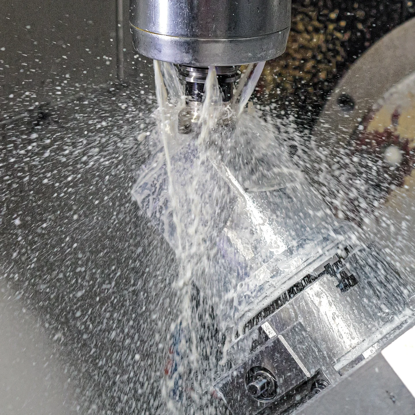 CNC-marás hűtőfolyadék alkalmazásával